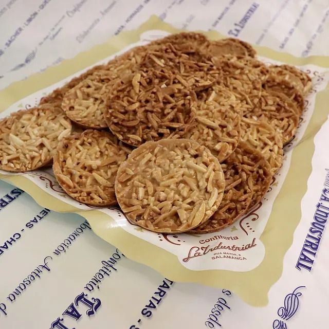 Un montón de galletas en un trozo de papel que dice la industrial