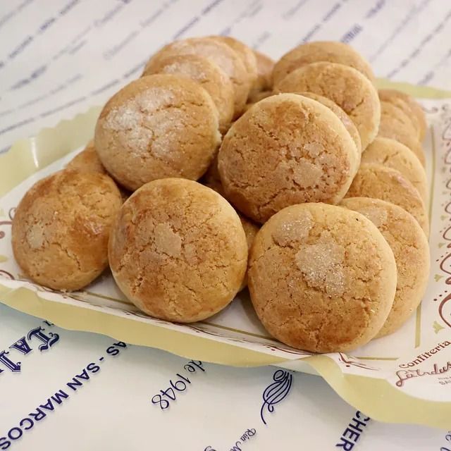 Una bandeja de galletas tiene el año 1948.