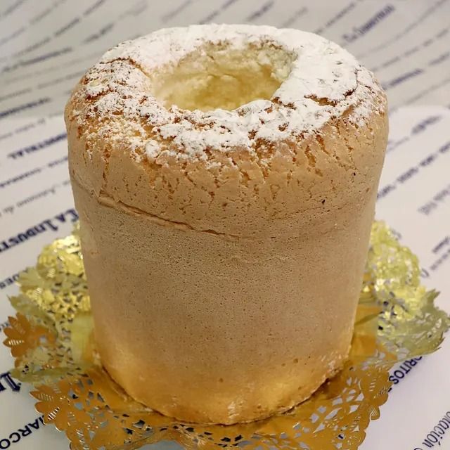 Un pastel con azúcar en polvo encima.