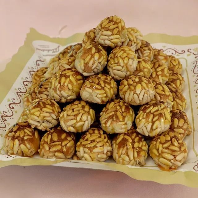 Una pirámide de piñones en un plato sobre una mesa.