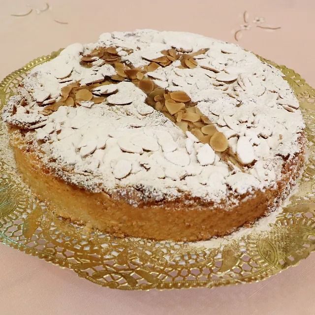 A un pastel cubierto de azúcar en polvo se le ha quitado una rebanada.