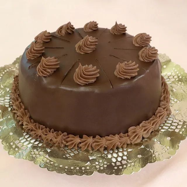 Un pastel de chocolate con glaseado de chocolate en un plato