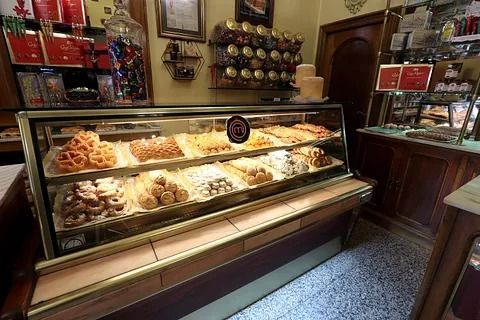 Una panadería con una vitrina llena de mucha comida.