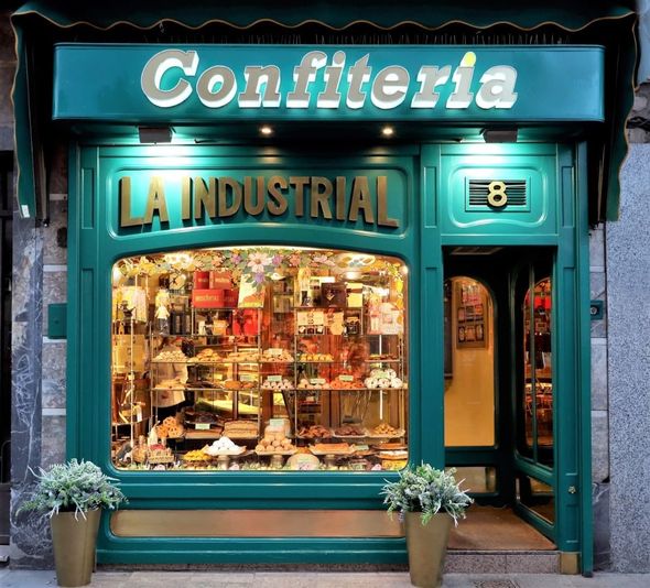 El frente de una panadería llamada confitería la industrial