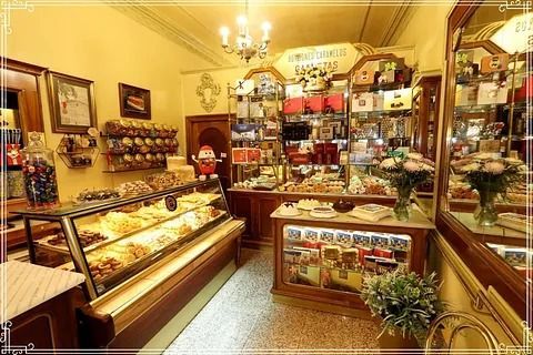 El interior de una panadería con un cartel que dice 'caffe'.
