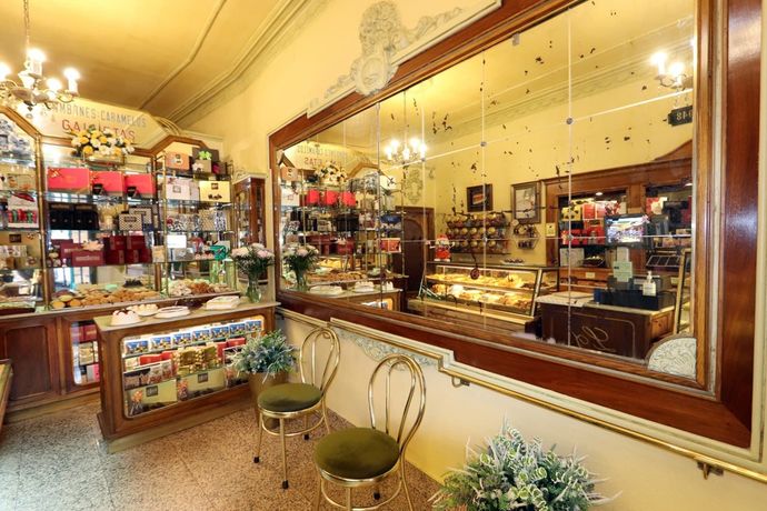 El interior de una panadería con un cartel que dice 'caffe'.