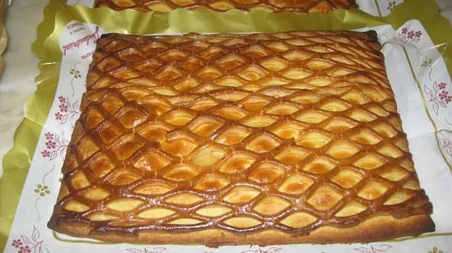 Un pastel con forma de celosía está sobre una mesa.