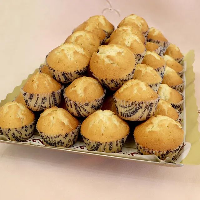 Una bandeja de muffins con envoltorios que dicen 