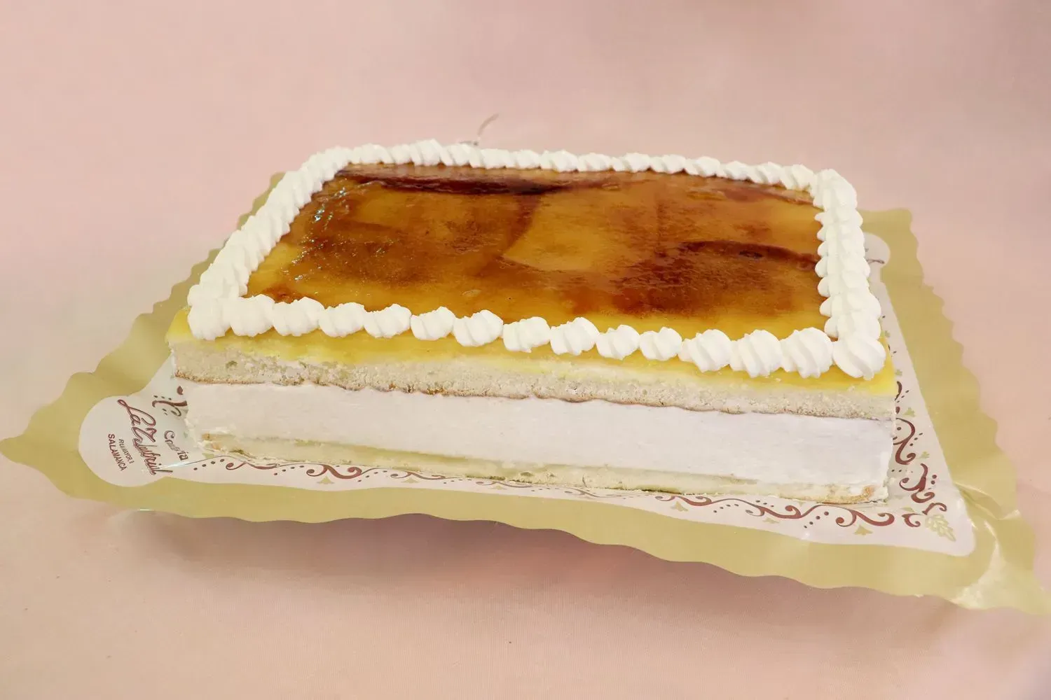 El frente de una panadería llamada confitería la industrial