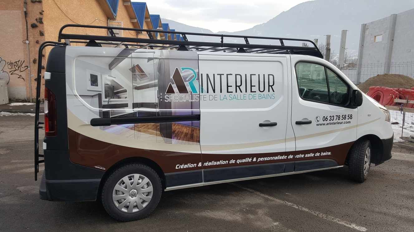 Fourgonnette blanche avec l'inscription Intérieur sur le côté.