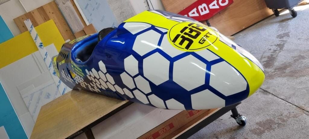 Appareil photo vintage sur un piano avec le texte « Image format Carré ».