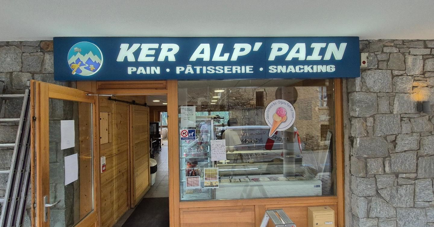 La façade de Ker Alp' Pain, une boulangerie vendant du pain, des pâtisseries et des en-cas, présente une structure en bois et des murs en pierre.