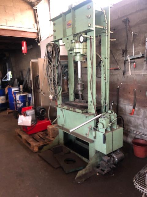 Machine de chaudronnerie