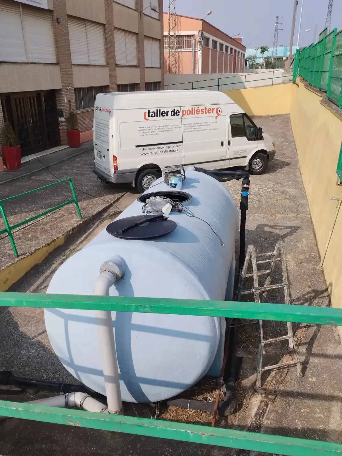 Piscina con agua azul y carriles marcados; entorno exterior.