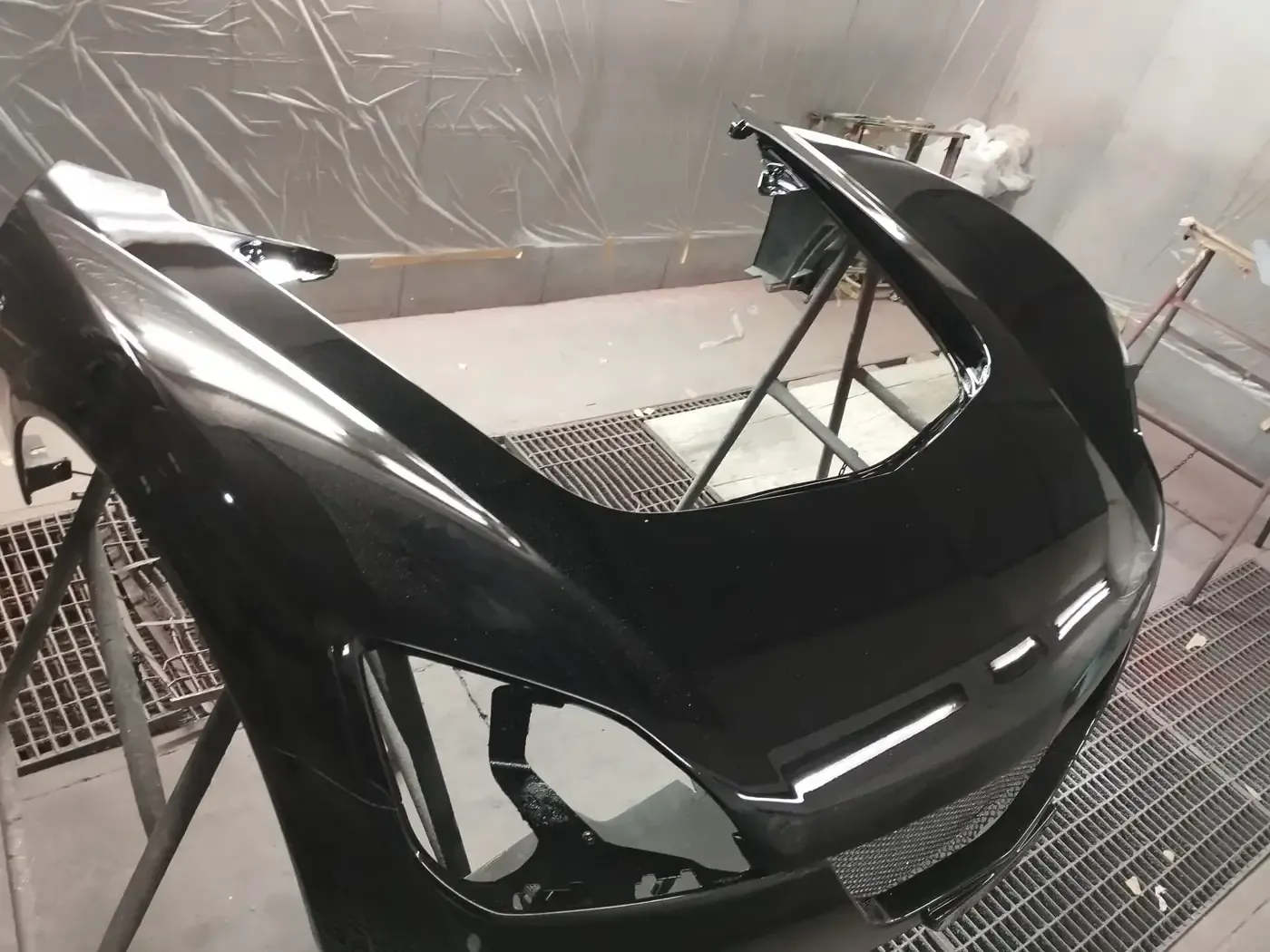 Tanque cilíndrico blanco tendido de lado en el exterior, posiblemente utilizado para almacenamiento.