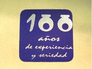 Un cuadrado morado con el número 166.