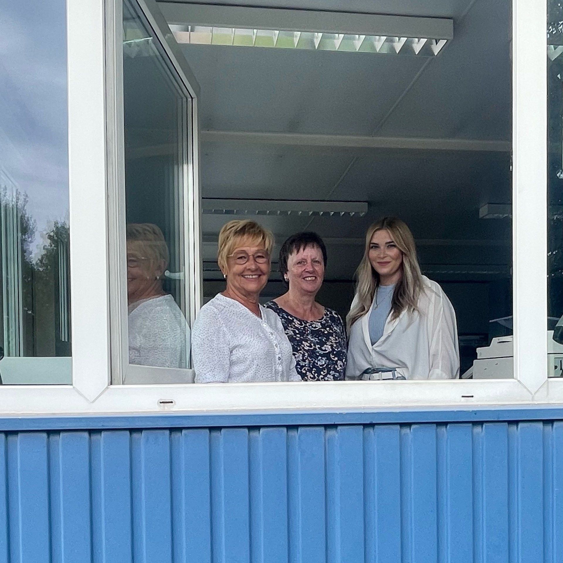 Bagger mit Metallschrott