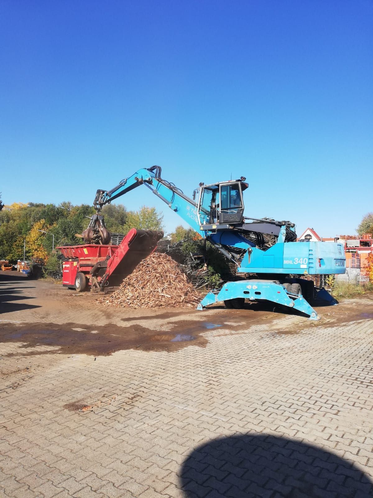 Bagger vor Schrottberg
