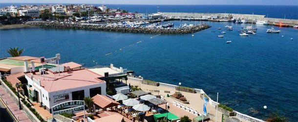 Una vista aérea de un puerto con barcos en él.