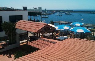 Una vista del océano desde el techo de un edificio.