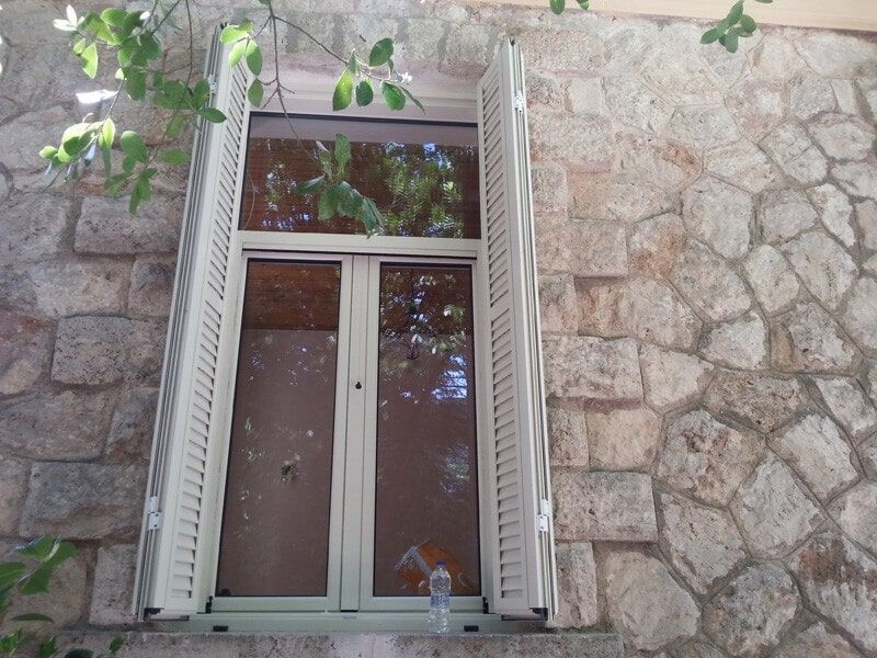 Ανοιγόμενο δίφυλλο θερμό με τετράφυλλο πατζούρι