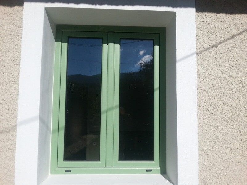 Παράθυρο δίφυλλο σε παραδοσιακό καφενείο