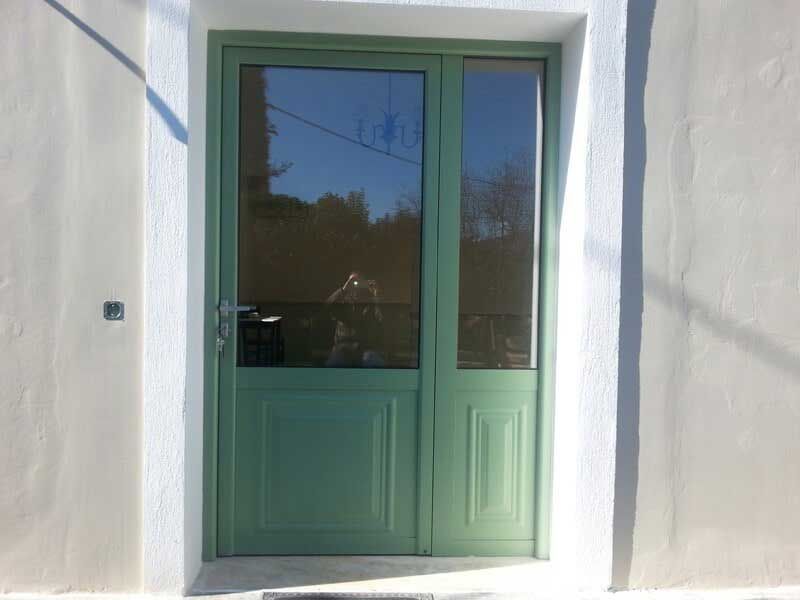 Πόρτα σε παραδοσιακό καφενείο στην Μαλακάσα Αττικής