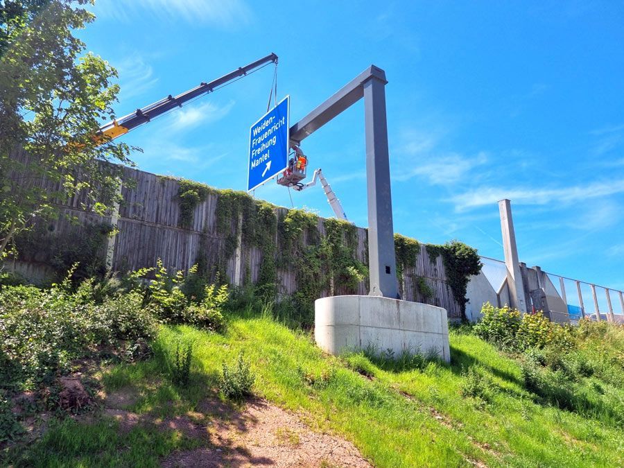 Ein großer Metallpfosten steht mitten auf einer Wiese.