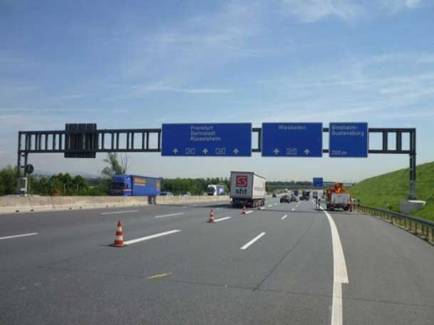 Eine Autobahn mit einer Reihe von Schildern darauf