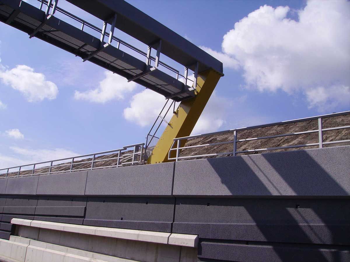Eine Brücke mit blauem Himmel und Wolken dahinter