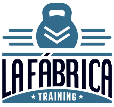Logotipo: pesa rusa azul y l&iacute;neas sobre el texto &ldquo;LA FABRICA TRAINING&rdquo; sobre una barra azul con estrellas.