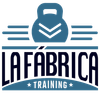 Logotipo: pesa rusa azul y l&iacute;neas sobre el texto &ldquo;LA FABRICA TRAINING&rdquo; sobre una barra azul con estrellas.