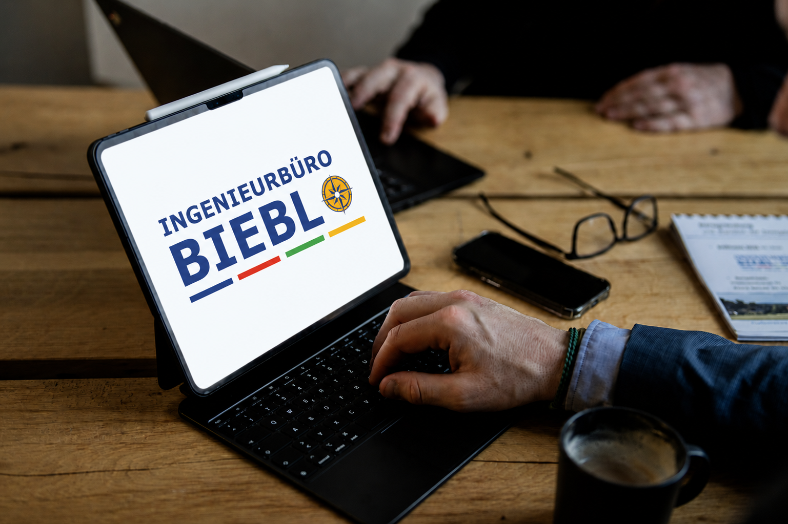 Tablet mit Logo von Ingenieurbüro Biebl GmbH