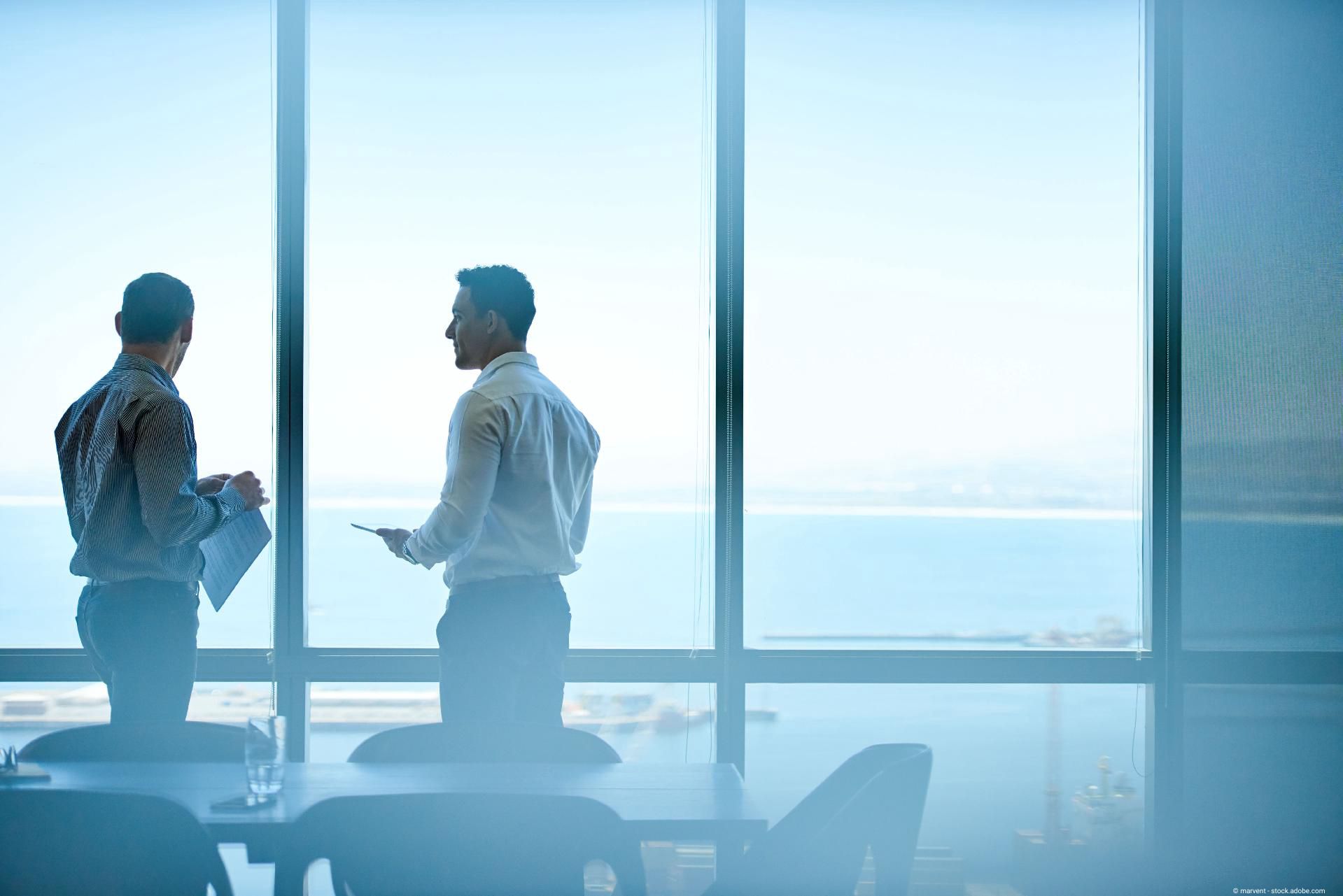Zwei Personen stehen am Fenster