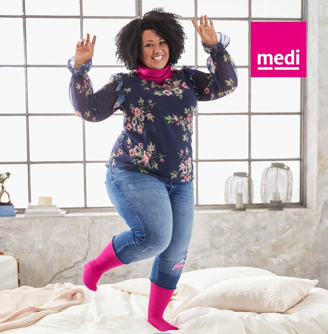 Taanzende Frau mit pinken Socken