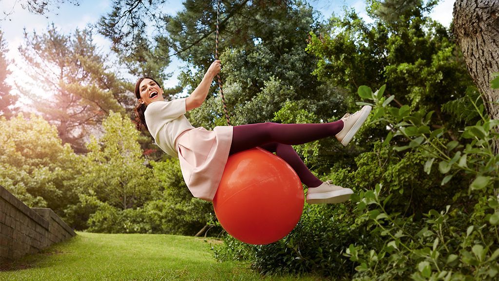 Faur schaukelt auf einem hängenden Ball