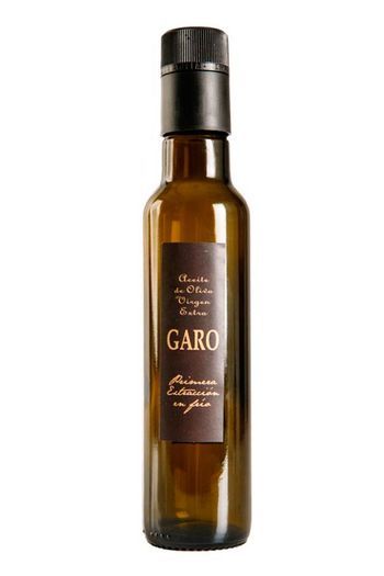 Una botella de garo reposa sobre una superficie blanca.