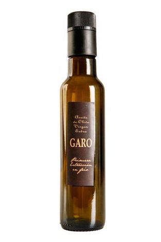 Una botella de garo reposa sobre una superficie blanca.