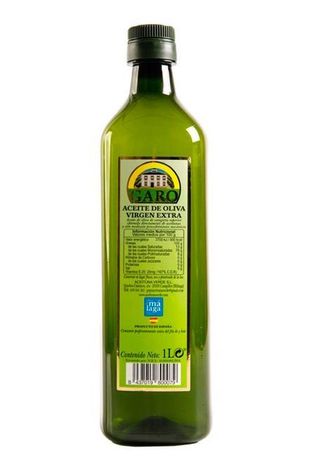 Una botella de aceite de oliva virgen extra con etiqueta verde
