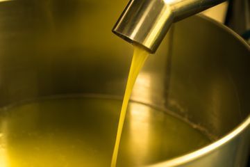 Se vierte aceite de oliva en un recipiente de metal.