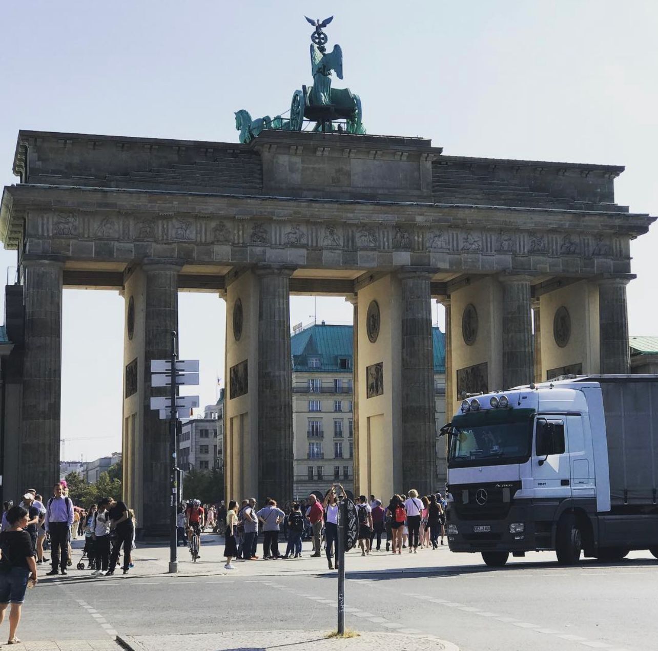 Brandenburger Tor mit Lastwagen davor
