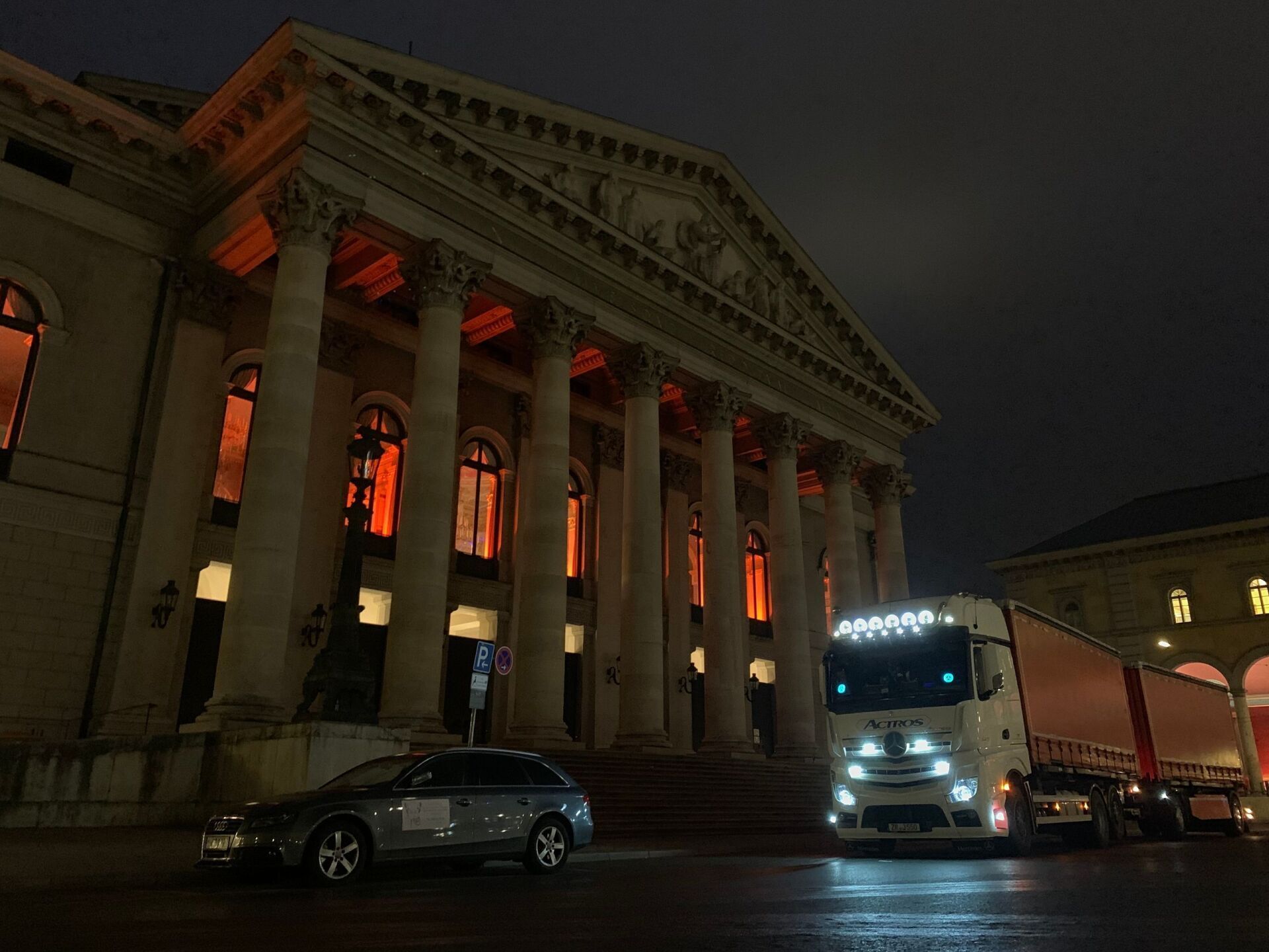 Brandenburger Tor mit Transport in der Nacht