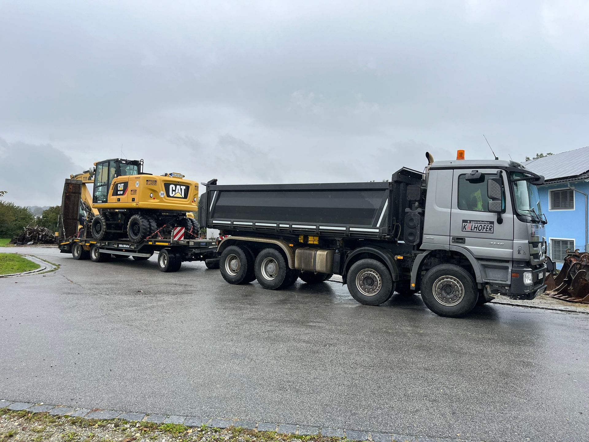 Ein gelber Bagger gräbt ein Loch in den Boden.