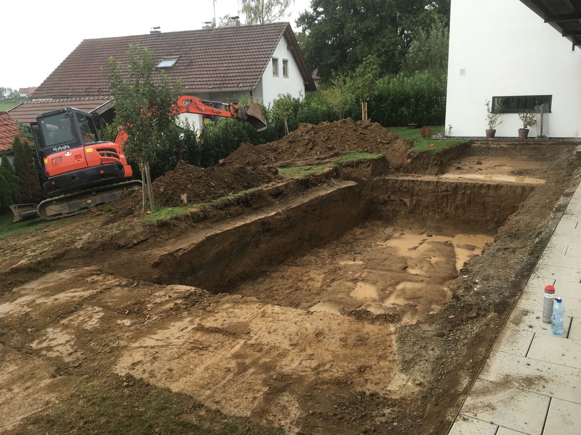 Ein großes Backsteingebäude wird abgerissen, im Hintergrund ist ein blauer Himmel