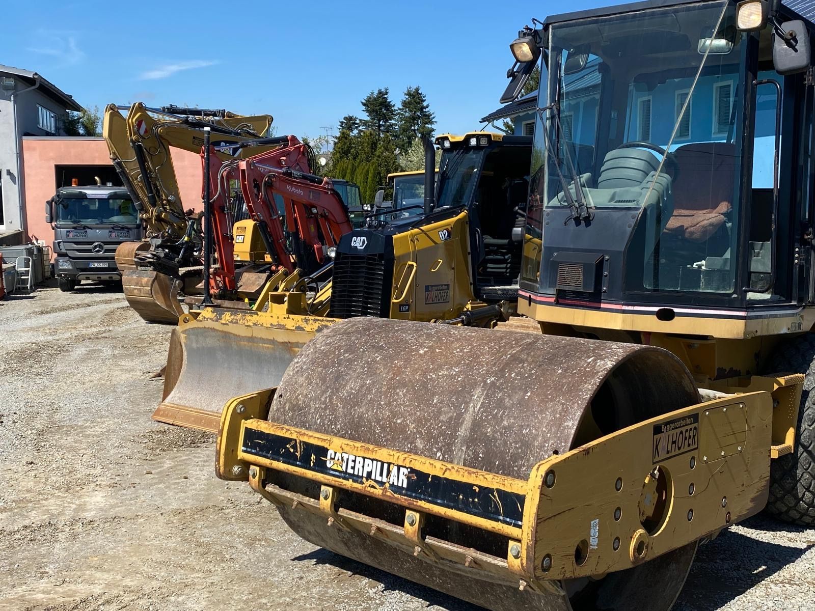 Eine Luftaufnahme einer Baustelle mit einem Muldenkipper und einer Planierraupe.