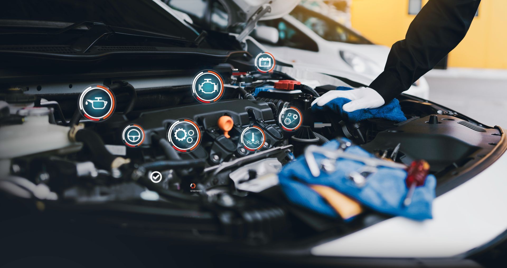Un mécanicien inspecte le moteur d’une voiture, avec des icônes de diagnostic au-dessus du capot ouvert.