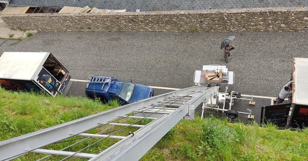 Un camión está siendo levantado por una colina mediante una escalera.