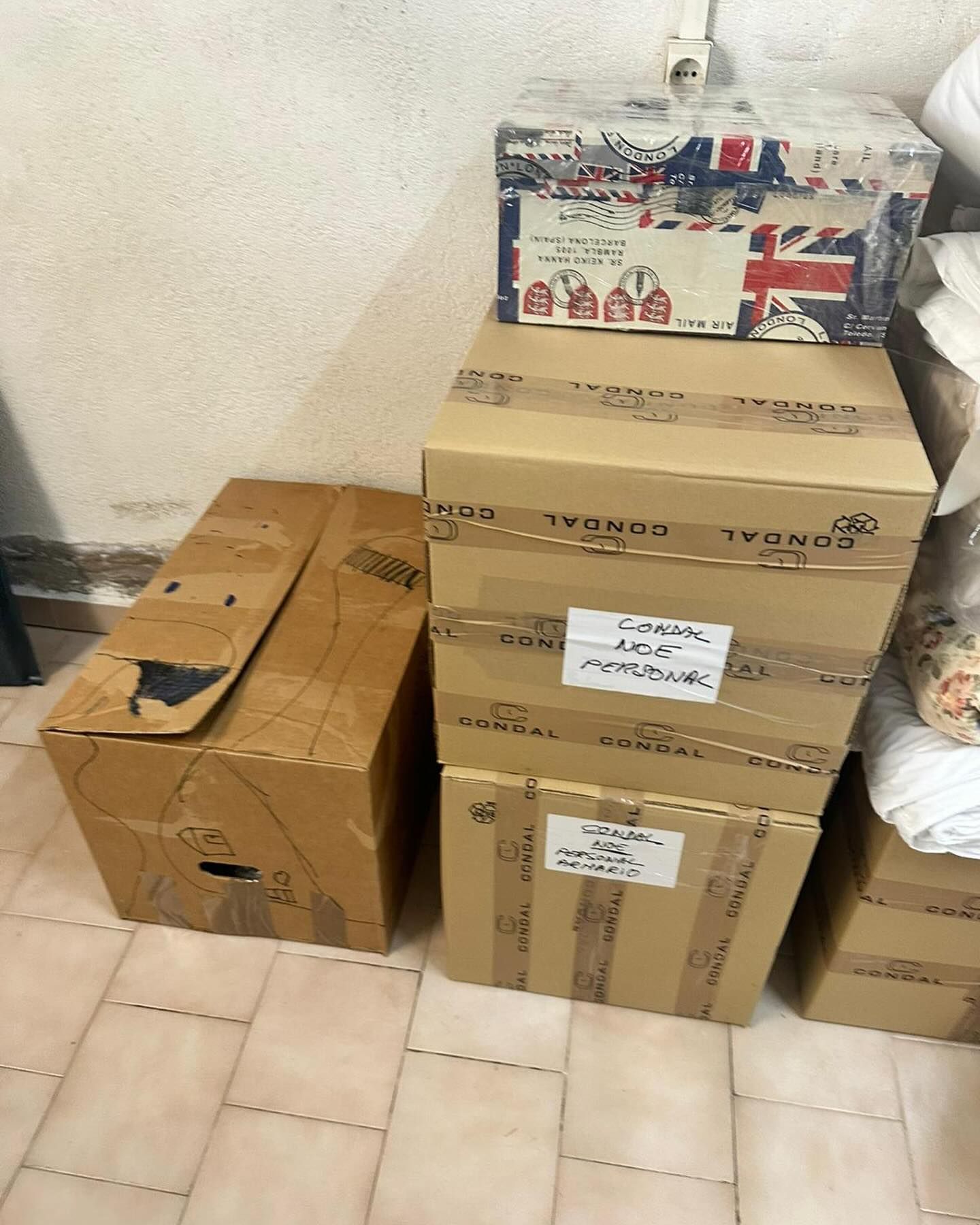 Varias cajas de cartón están apiladas una encima de otra