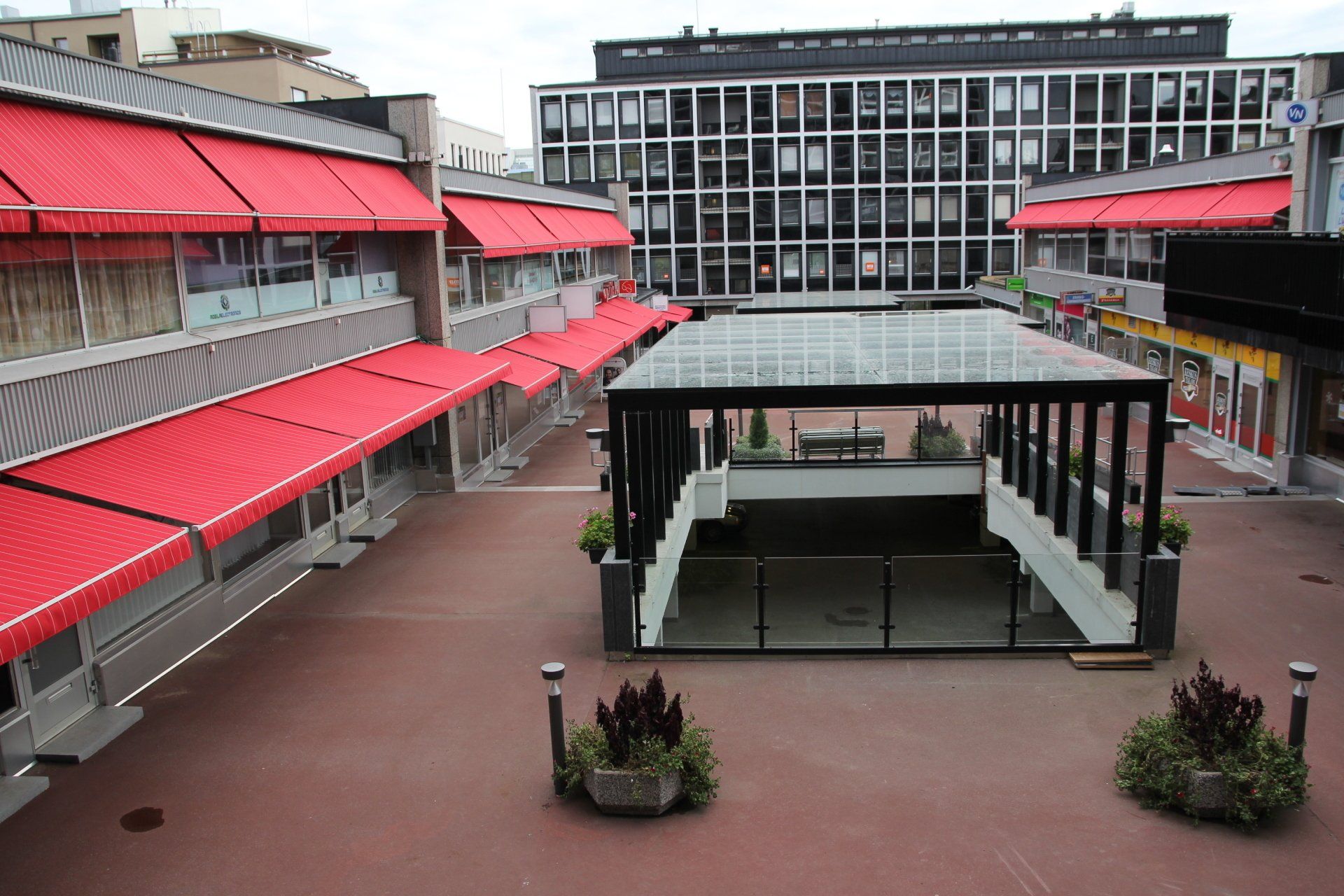 punainen liikemarkiisi