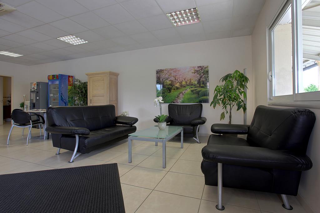 Ensemble de salons noir du funérarium